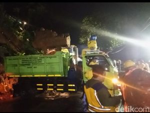 Material Tebing Ambruk Masih Tutupi Jalur Nasional Bandung-Sumedang Material Tebing Ambruk Masih Tutupi Jalur Nasional Bandung-Sumedang
