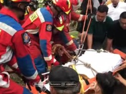 Damkar Bantu Pemulasaraan Jenazah Wanita Berbobot 200 Kg di Jaktim
