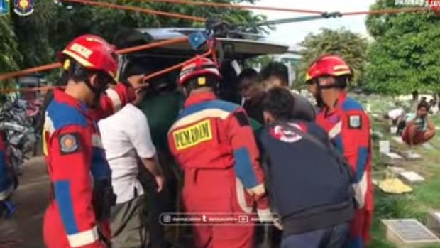 Personel Damkar Jakarta Timur membantu pemulasaran jasad wanita berbobot 200 kg berinisial Y (54) di TPU Kemiri, Rawamangun, Jakarta Timur. Foto: Dok. Istimewa.