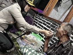 Kapolres Magelang Kota Suapi Biskuit Lansia Sakit-sakitan
