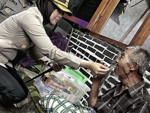 Kapolres Magelang Kota Suapi Biskuit Lansia Sakit-sakitan Kapolres Magelang Kota Suapi Biskuit Lansia Sakit-sakitan