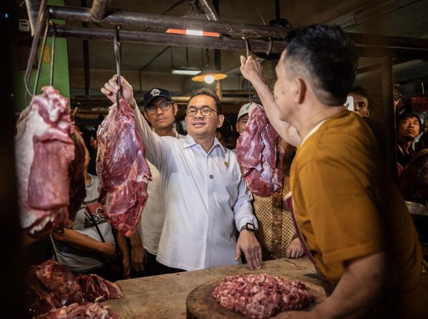 Potret Mendag Tinjau Harga Pangan di Pasar Ciracas Jelang Lebaran