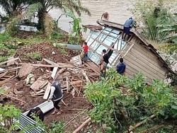 Firza Dengar 2 Kali Suara Retakan Sebelum Rumahnya Terjun ke Tebing