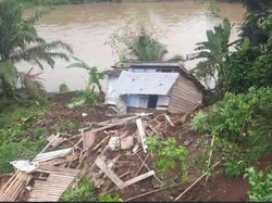 Longsor Sebabkan Satu Rumah di Musi Rawas Terjun ke Tebing