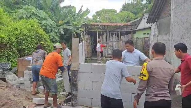 Sebuah video dengan narasi rumah pasangan warga lanjut usia (lansia) di Kampung Lemo, Teluknaga, Tangerang ditutup tembok viral di media sosial. (dok Istimewa)