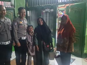 Aksi Polisi Bantu Ibu Bawa Anak Bingung Kehabisan Tiket Bus Mudik Aksi Polisi Bantu Ibu Bawa Anak Bingung Kehabisan Tiket Bus Mudik
