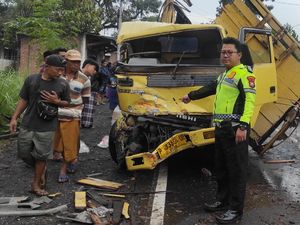 Tabrakan Beruntun Libatkan 4 Kendaraan di Jember, Sopir Truk Luka