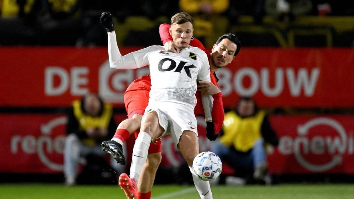 Thom Haye (baju merah) di laga Almere vs NAC Breda. (Foto: ANP via Getty Images/ANP)