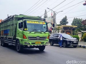 Polisi Situbondo Tindak Tegas Truk Barang yang Beroperasi Saat Mudik