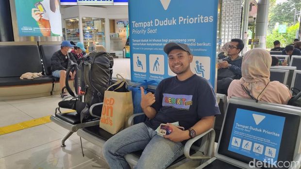 Yoga pilih curi start mudik di Stasiun Gambir (Taufiq Syarifudin/detikcom)