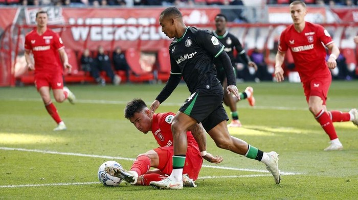 ENSCHEDE - (l-r) Mees Hilgers of FC Twente, Igor Paixao of Feyenoord during the Dutch Eredivisie match between FC Twente and Feyenoord at Stadion De Grolsch Veste on March 16, 2025 in Enschede, Netherlands. ANP VINCENT JANNINK (Photo by ANP via Getty Images)