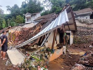 Potret Parahnya Dampak Banjir yang Terjang Cipatat KBB