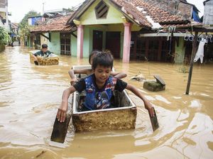 Banjir di Dayeuhkolot Bandung Jadi Arena Bermain Anak