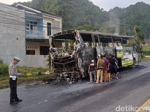 Detik-detik Bus Kharisma Rute Mangkutana-Makassar Terbakar di Pangkep Detik-detik Bus Kharisma Rute Mangkutana-Makassar Terbakar di Pangkep