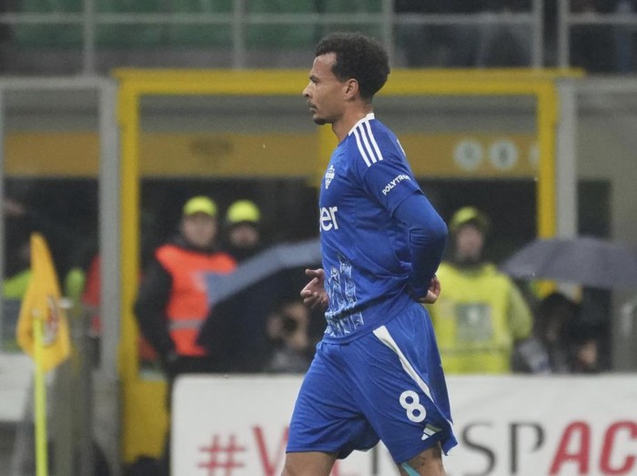 Como's Dele Alli leaves the pitch after receiving a red card during the Serie A soccer match between AC Milan and Como at the San Siro stadium, in Milan, Italy, Saturday, March 15, 2025. (AP Photo/Antonio Calanni)