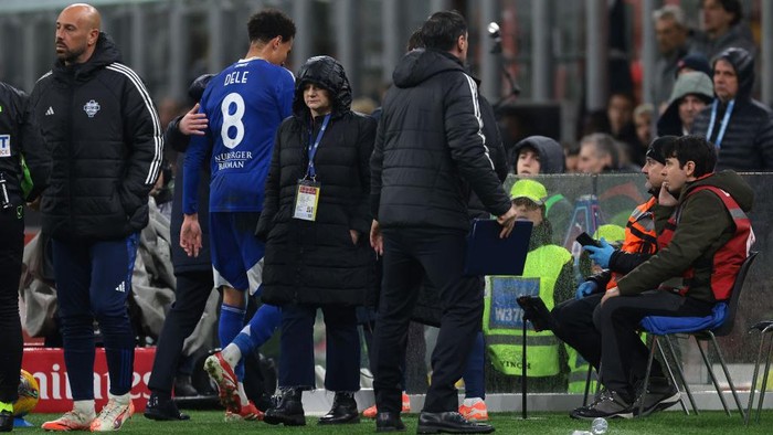 MILAN, ITALY - MARCH 15: Dele Alli of Como 1907 leaves the field after being shown a red card during the Serie A match between AC Milan and Como 1907 at Stadio Giuseppe Meazza on March 15, 2025 in Milan, Italy. (Photo by Jonathan Moscrop/Getty Images)