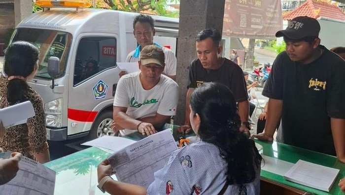 Disdukcapil Denpasar melaksanakan pelayanan jemput bola pengerjaan KTP-el dan tata kelola kependudukan lain di Kantor Desa Padangsambian Klod, Minggu (16/3/2025). (Dok. Pemkot Denpasar) Disdukcapil Denpasar melaksanakan pelayanan jemput bola pengerjaan KTP-el dan tata kelola kependudukan lain di Kantor Desa Padangsambian Klod, Minggu (16/3/2025). (Dok. Pemkot Denpasar)