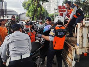 Bandel! 12 Motor Kena Angkut Dishub Usai Parkir di Trotoar Senopati Bandel! 12 Motor Kena Angkut Dishub Usai Parkir di Trotoar Senopati