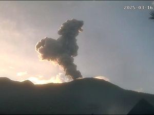 Gunung Marapi Erupsi Lagi, Kali Ini Semburkan Abu Vulkanik Setinggi 400 Meter Gunung Marapi Erupsi Lagi, Kali Ini Semburkan Abu Vulkanik Setinggi 400 Meter