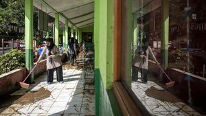 Guru dan Siswa Gotong Royong Bersihkan Lumpur Banjir di Cipatat