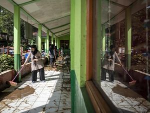 Guru dan Siswa Gotong Royong Bersihkan Lumpur Banjir di Cipatat