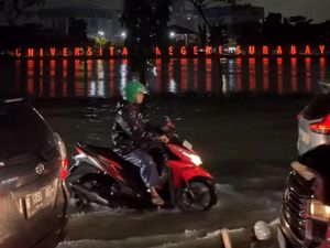 Kawasan Unesa Lidah Wetan Berubah Jadi Waterpark, Banyak Motor Mogok Kawasan Unesa Lidah Wetan Berubah Jadi Waterpark, Banyak Motor Mogok