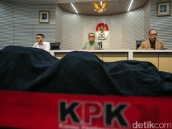 Intip Garasi Wakil Ketua DPRD Tersangka Korupsi Proyek Dinas PU Intip Garasi Wakil Ketua DPRD Tersangka Korupsi Proyek Dinas PU