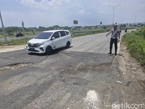Polisi Mitigasi Jalan Rusak di Pantura Tuban Sebelum Arus Mudik Polisi Mitigasi Jalan Rusak di Pantura Tuban Sebelum Arus Mudik