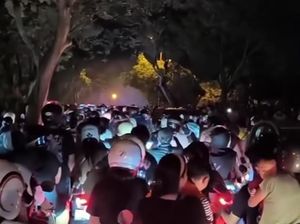 Polisi Pertebal Petugas Cegah Macet Bubaran Lomba Ogoh-ogoh di Puspem Badung Polisi Pertebal Petugas Cegah Macet Bubaran Lomba Ogoh-ogoh di Puspem Badung