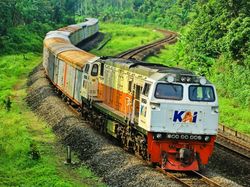 KA Jenggala Tabrak Truk Muatan Kayu, KAI Buka Suara