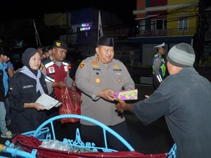 Kapolres Pasuruan dan Mahasiswa Bagikan Makan Sahur untuk Pekerja Malam Kapolres Pasuruan dan Mahasiswa Bagikan Makan Sahur untuk Pekerja Malam