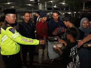 Gandeng Mahasiswa, Kapolresta Malang Kota Bagikan Makanan Sahur ke Warga