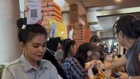 Karina Ranau Giat Jualan Takjil di Bazar Ramadan Bareng Epy Kusnandar