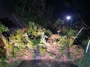 7 Titik Longsor Terjadi di Madiun Dampak Hujan Deras, 1 Rumah Roboh 7 Titik Longsor Terjadi di Madiun Dampak Hujan Deras, 1 Rumah Roboh