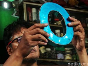 Melihat Kesibukan Perajin Reklame Huruf Timbul di Bulan Ramadan Melihat Kesibukan Perajin Reklame Huruf Timbul di Bulan Ramadan