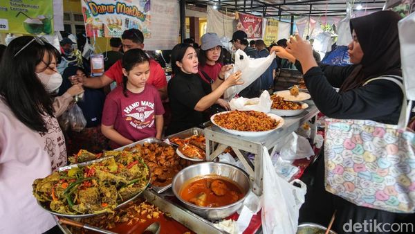 Meraup Cuan dengan Berjualan Takjil di Benhil