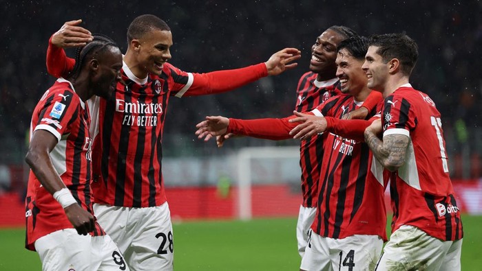 Soccer Football - Serie A - AC Milan v Como - San Siro, Milan, Italy - March 15, 2025 AC Milans Tijjani Reijnders celebrates scoring their second goal with teammates REUTERS/Claudia Greco