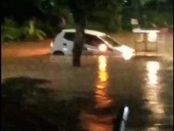 Video: Detik-Detik Mobil Hanyut Terbawa Arus Banjir di Madiun
