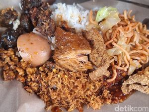 Nasi Ayam Dong Siprig Sudah Buka 4 Dekade, Ludes dalam 5 Jam Nasi Ayam Dong Siprig Sudah Buka 4 Dekade, Ludes dalam 5 Jam