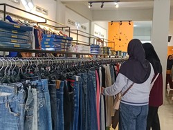 Ramai-ramai Berburu Pakaian Bekas Jelang Lebaran di Lombok Timur