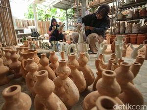 Pekerja Sampah Bantar Gebang Jadi Perajin Tembikar Pekerja Sampah Bantar Gebang Jadi Perajin Tembikar