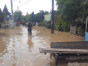 Banjir di Ketitang Wetan Pati Nyaris 1 Meter, Warga Masih Emoh Ngungsi Banjir di Ketitang Wetan Pati Nyaris 1 Meter, Warga Masih Emoh Ngungsi