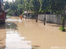 Video: Tanggul Jebol, Ratusan Rumah di Ketitang Wetan Terendam Banjir