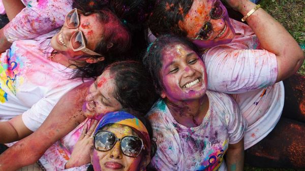 Potret Kemeriahan Festival Holi di Medan