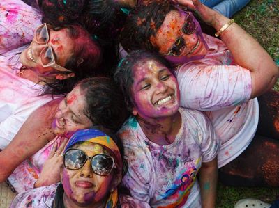 Potret Kemeriahan Festival Holi di Medan