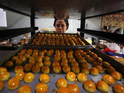 Melihat Pembuatan Kue Kering yang Laris Jelang Lebaran