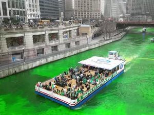 Video: Penampakan Warna Sungai Chicago Berubah Hijau Video: Penampakan Warna Sungai Chicago Berubah Hijau
