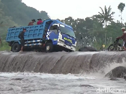 Truk Muat Batu Tergelincir Saat Terjang Aliran Banjir Lahar Gunung Semeru