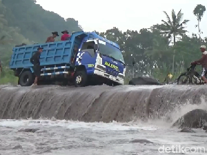 Truk Muat Batu Tergelincir Saat Terjang Aliran Banjir Lahar Gunung Semeru Truk Muat Batu Tergelincir Saat Terjang Aliran Banjir Lahar Gunung Semeru