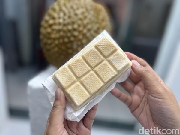 Unik! Jajan Dessert dan Sandwich Durian Monthong Lewat ATM